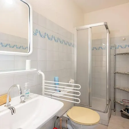 Apartment Chaleureux Avec Terrasse Et Parking Au Lavandou - Fr-1-816-2 *