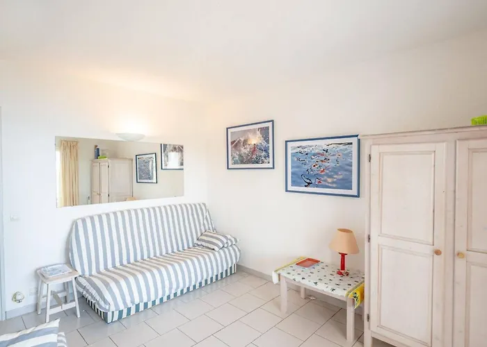 Appartement Chaleureux Avec Terrasse Et Parking Au Lavandou - Fr-1-816-2